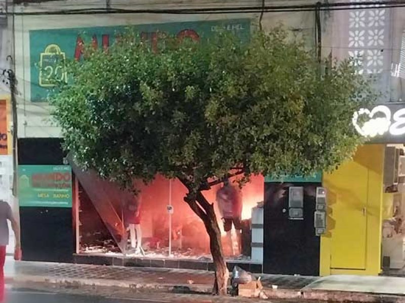 Incêndio destrói loja de variedades em Valente