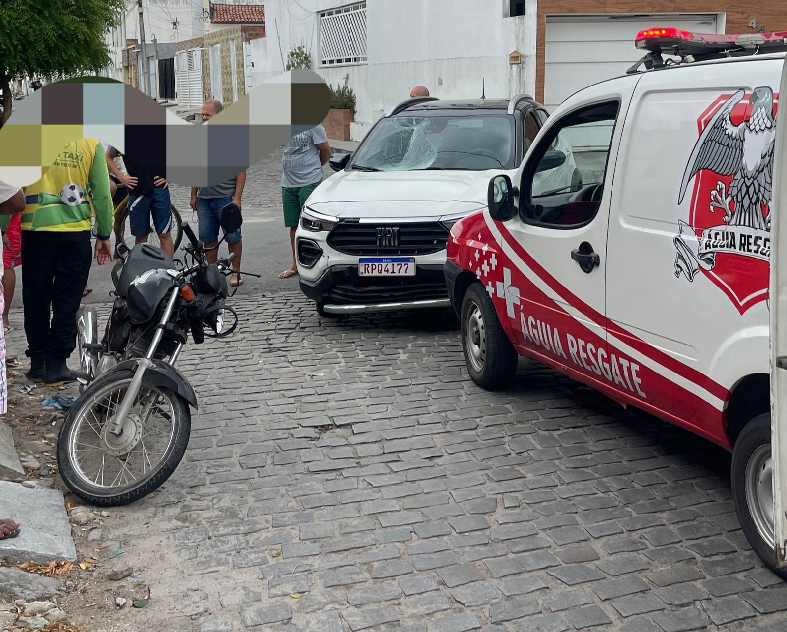 Jovem é projetado contra para-brisas após colisão entre carro e moto na rua Carijé em Conceição do Coité