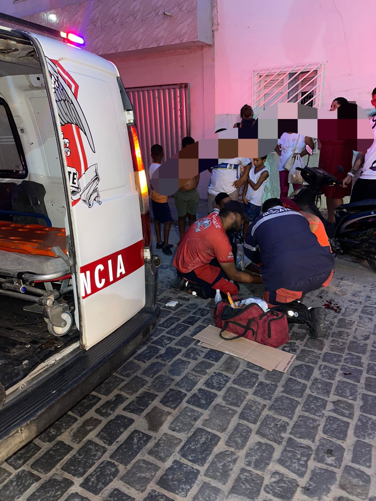 Motociclista fica ferido após tentar desviar de ônibus e bater em outro veículo que estava estacionado em Conceição do Coité