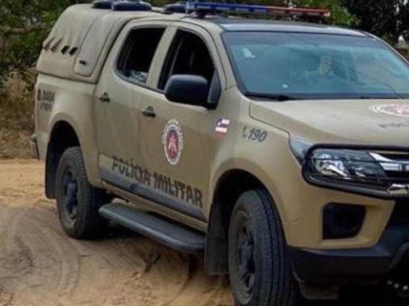 Homem em surto psicótico quebra objetos de quiosque e tenta atacar policiais militares  no bairro Açudinho em Conceição do Coité