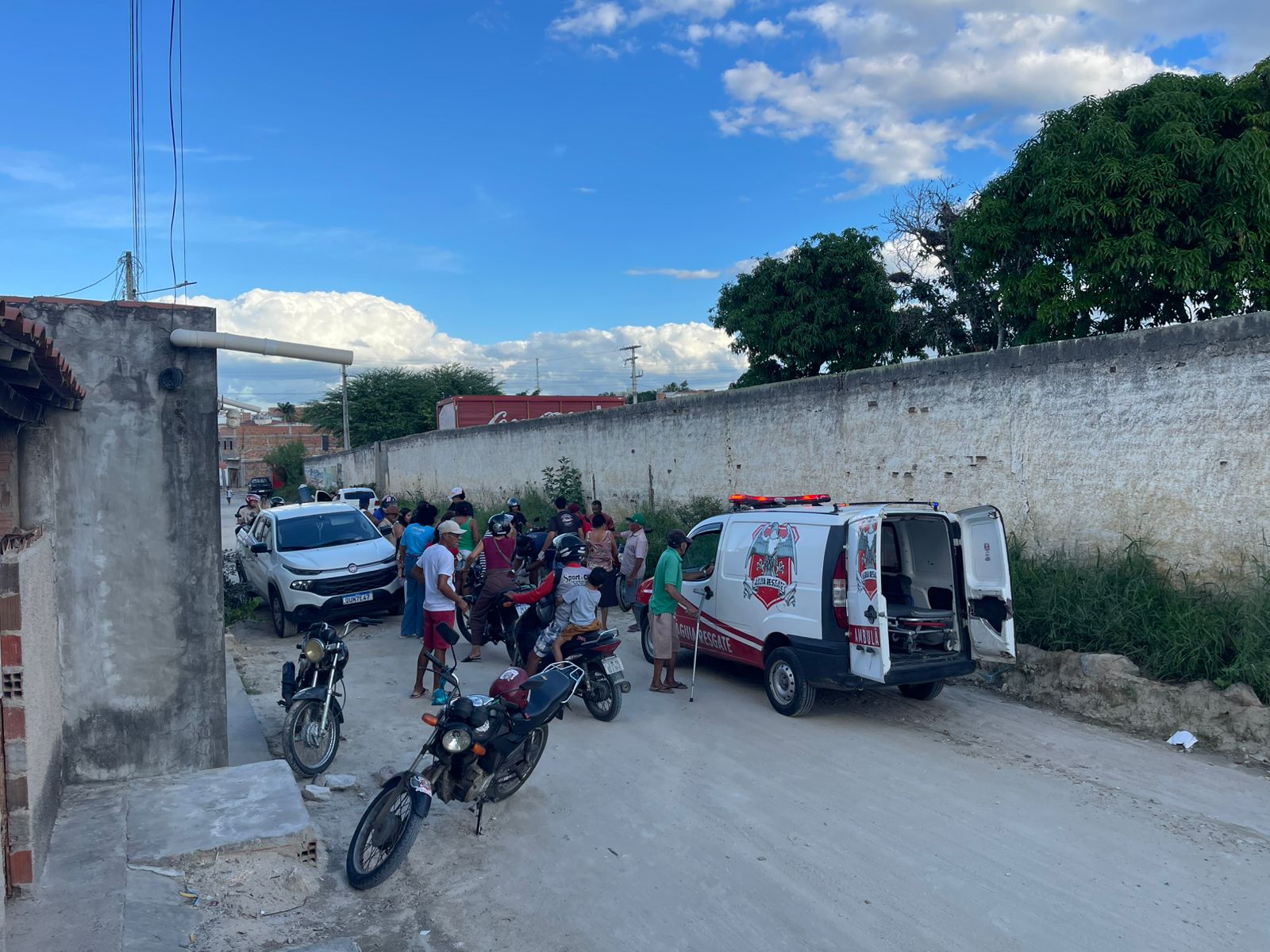 Mulher  fica ferida após colisão lateral de motocicleta com carro no bairro Açudinho  em Conceição do Coité