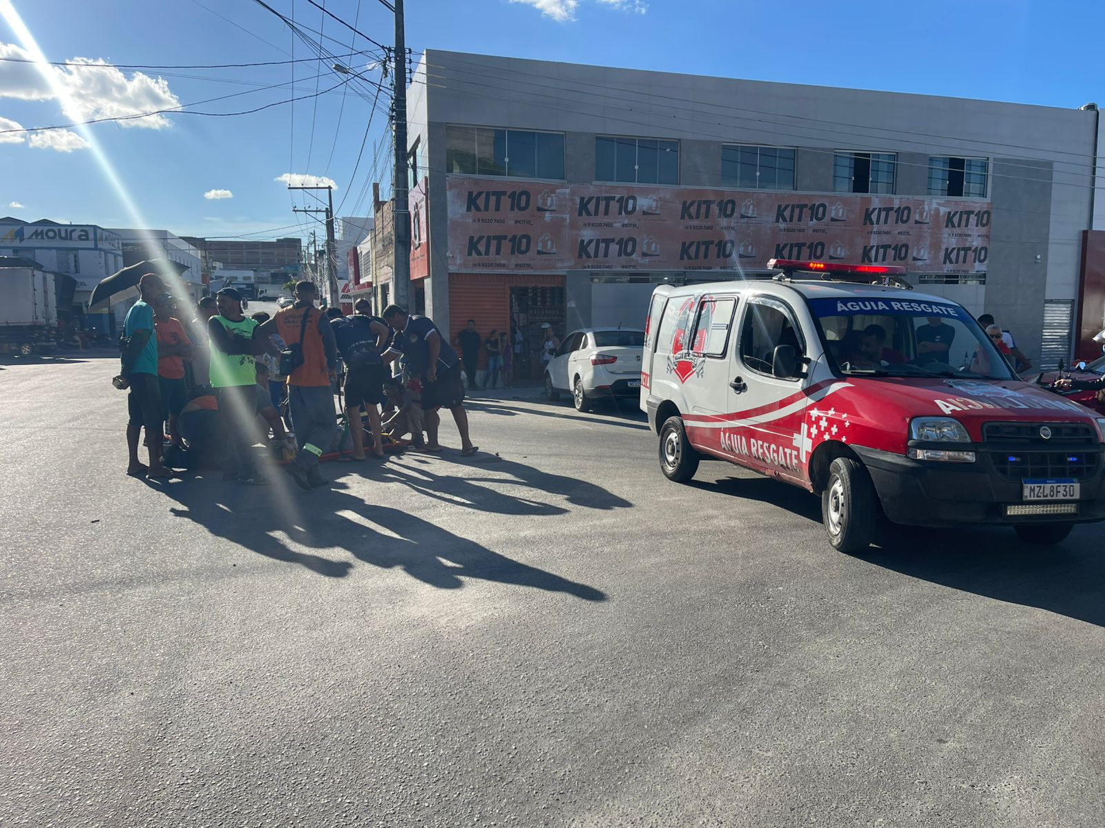 Jovem fica ferida com laceração no rosto e queimaduras nas pernas após colisão entre carro e moto em Conceição do Coité