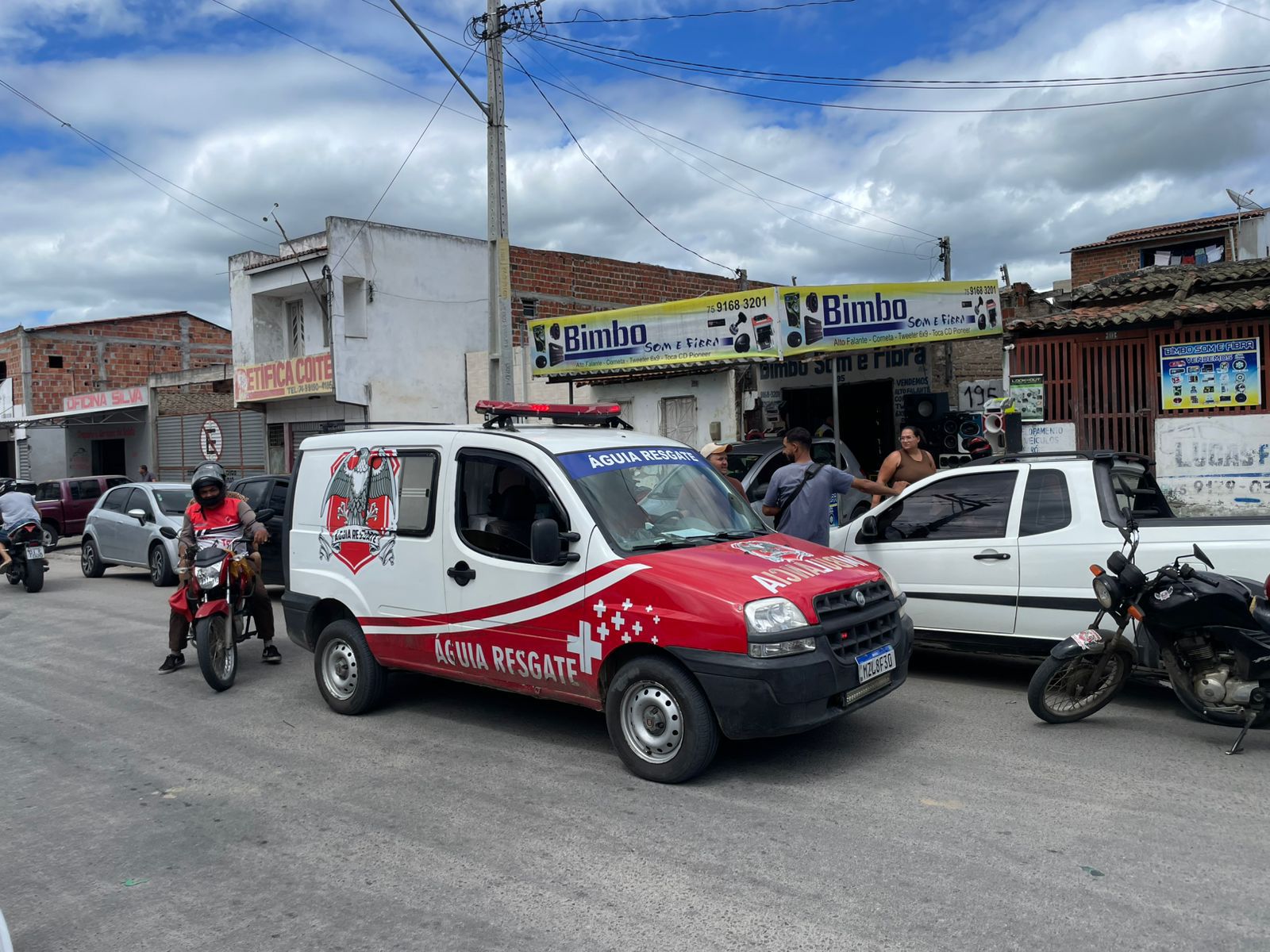 Colisão entre moto e carro deixa mulher ferida em Conceição do Coité