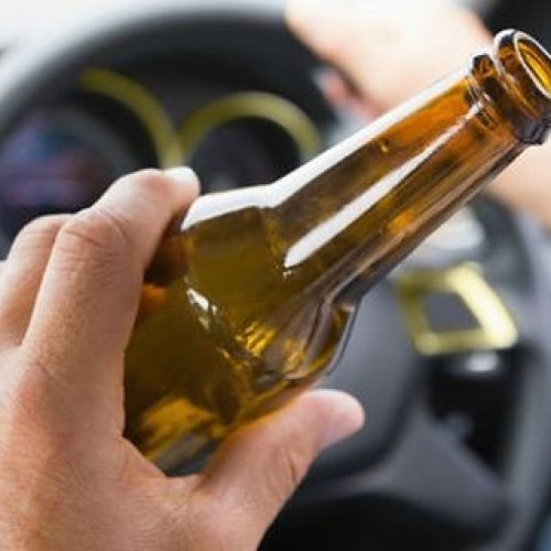 Coité: Motorista visivelmente embriagada bate em carreta estacionada no bairro Fluminense; suspeita não possui CNH