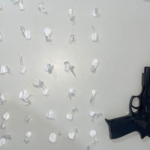 Polícia apreende adolescente com drogas e simulacro de pistola em Conceição do Coité