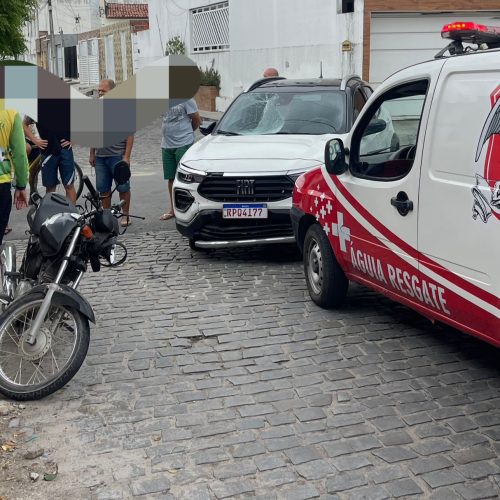 Jovem é projetado contra para-brisas após colisão entre carro e moto na rua Carijé em Conceição do Coité