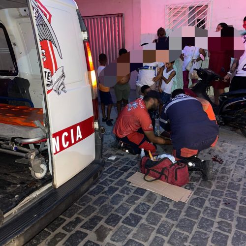 Motociclista fica ferido após tentar desviar de ônibus e bater em outro veículo que estava estacionado em Conceição do Coité