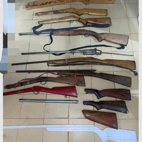 Homem foge após polícia descobrir fábrica clandestina de espingardas em São Domingos; armas foram apreendidas