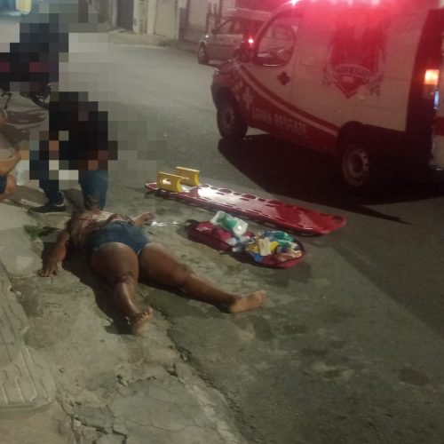 Jovem perde controle de moto e cai ao passar em quebra-molas no centro de Conceição do Coité