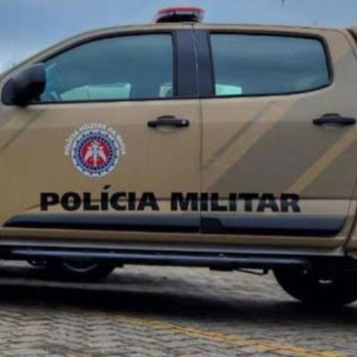 PM conduz duas mulheres a delegacia após  entrarem em luta corporal na rua Carijé em Conceição do Coité