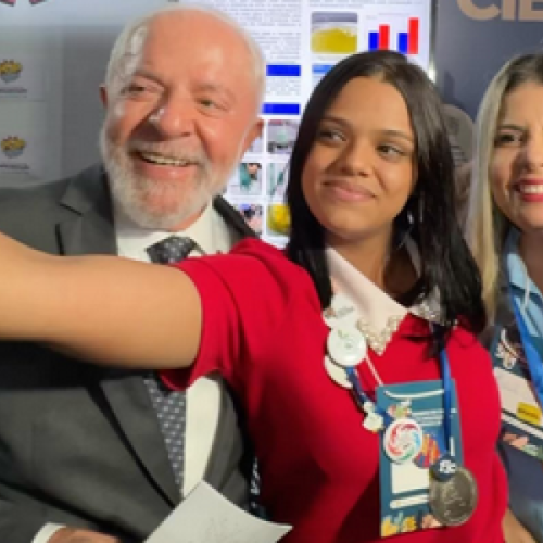 Estudante de Araci apresenta projeto de luvas de bioplástico de sisal ao presidente Lula