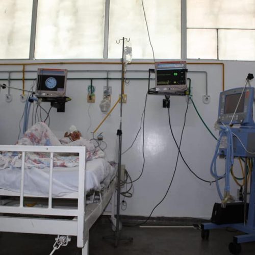 Homem em surto psicótico agride pai de 85 anos e  tenta invadir hospital para continuar agressões em Serrinha