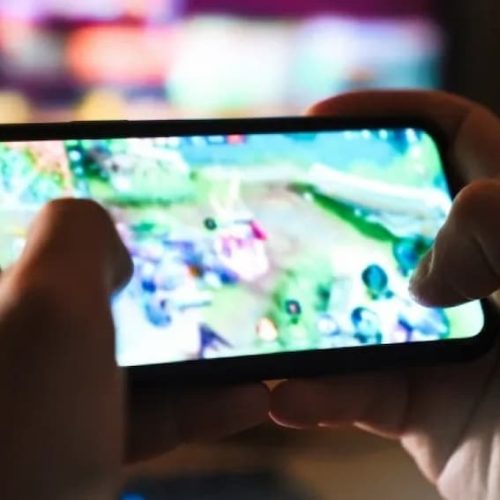 Criança de 11 anos esfaqueia pai após ser proibida de jogar no celular na Bahia