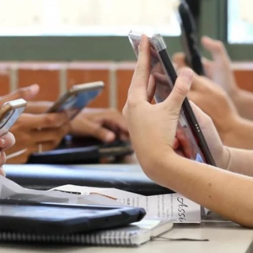 Câmara dos Deputados aprova proibição de uso de celulares em escolas do país