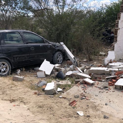 Mulher perde controle de veículo e colide em muro na estrada do povoado de Cantinho em Conceição do Coité