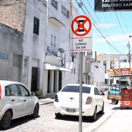 Nova sinalização proíbe estacionamento na rua Rui Barbosa, fundo do bar Adonias Point em Conceição do Coité. Entenda!