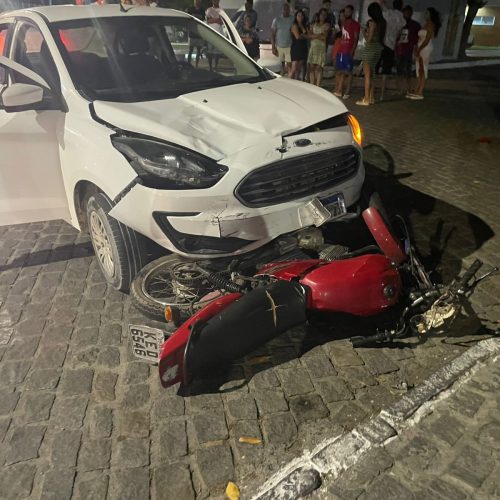 Jovem fica ferido após batida entre carro e moto na rua Bailon Lopes Carneiro em Conceição do Coité
