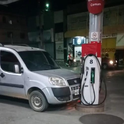 Carro desgovernado sem motorista atinge bomba de combustível e causa princípio de incêndio em Conceição do Coité