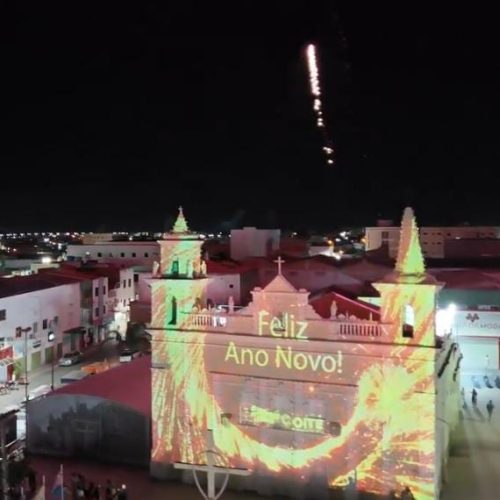 Vídeo: Imagens aéreas mostram projeção mapeada na contagem regressiva de Ano Novo em Conceição do Coité