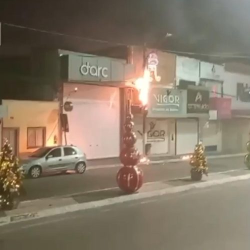 Incêndio em poste de energia por pouco não  atinge loja de cosméticos em Conceição do Coité