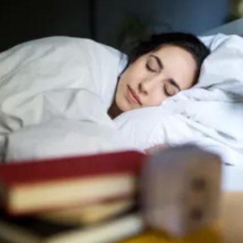 Início do sono: por que o corpo pode apresentar espasmos quando adormece