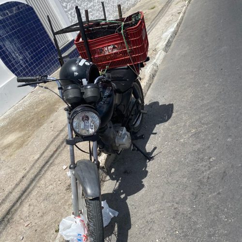 Motociclista que transportava churrasqueira fica ferido após tentar desviar de carro e objeto colidir em poste em Conceição do Coité