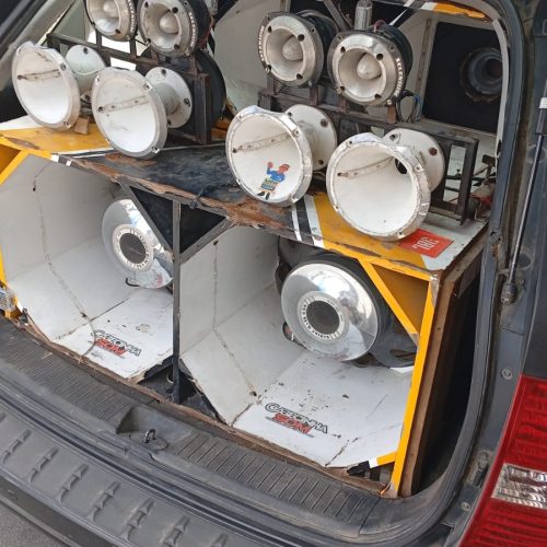 Coité: PM apreende veículo e leva condutor à delegacia após som automotivo ligado no bairro Fluminense