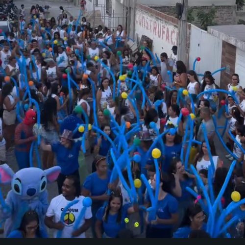 Ao som de Márcio Bary e Tico Menezes, Colégio Lápis na Mão causa impacto ao promover bloco carnavalesco pelas ruas de Conceição do Coité