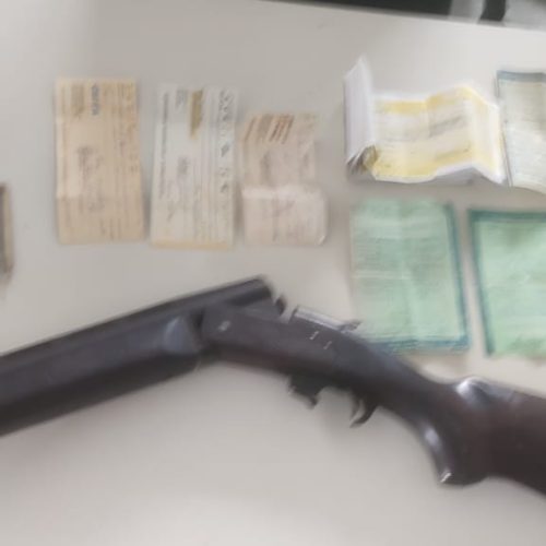 PM prende homem após denúncia de disparo de arma de fogo em via pública de Queimadas; arma e munições foram apreendidas