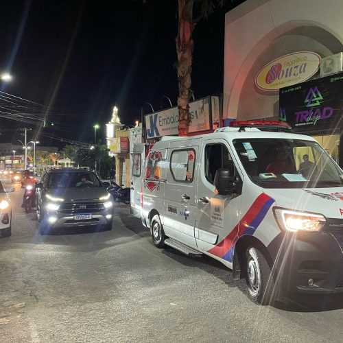 Homem é atropelado por moto após estacionar carro e descer do veículo na Praça da Matriz em Conceição do Coité