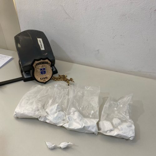 Coité: Mãe diz que filho está andando com “gente errada” e pede para polícia civil revistar quarto do rapaz; ele foi preso em flagrante por tráfico de drogas