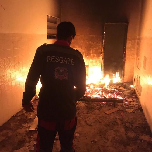 Incêndio é registrado em casa no bairro do Cruzeiro em Conceição do Coité; suspeita é de que tenha sido criminoso