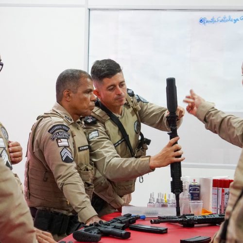 Policiais militares da região sisaleira passam por curso para operar fuzil israelense Arad 5.56; evento segue até quinta-feira (03)