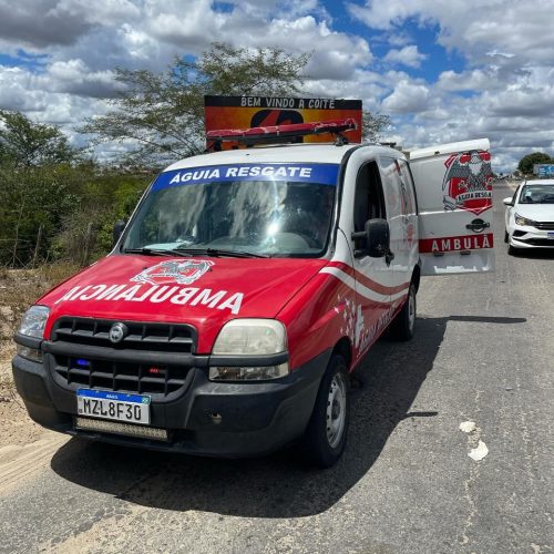 Motociclista fica ferido ao tentar desviar de buraco e bater em ambulância na BA-120 (Coité X Riachão do Jacuípe)