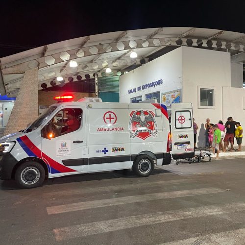 Motociclista é fechado por veículo, bate em meio-fio e é arremessado na praça da Babilônia em Conceição do Coité; ele sofreu fratura