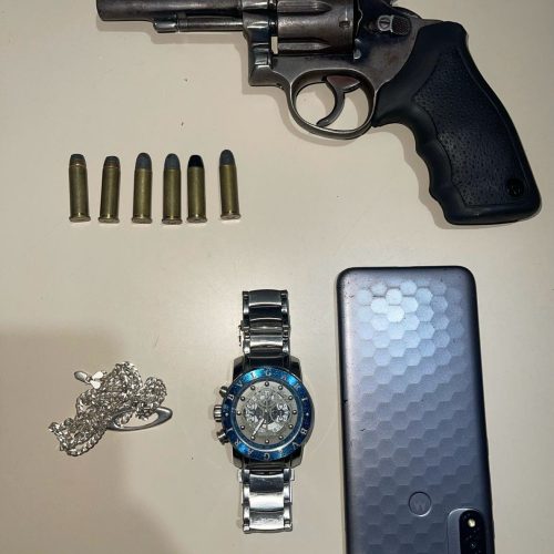 Dois homens são conduzidos à delegacia após serem flagrados com arma e drogas na BA-120 (Coité X Riachão do Jacuípe)