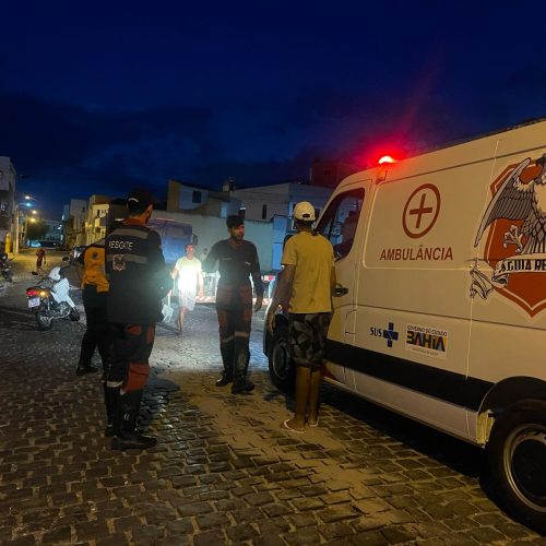 Motociclista e passageiro caem de moto após derrapar em óleo no bairro dos Barreiros em Conceição do Coité