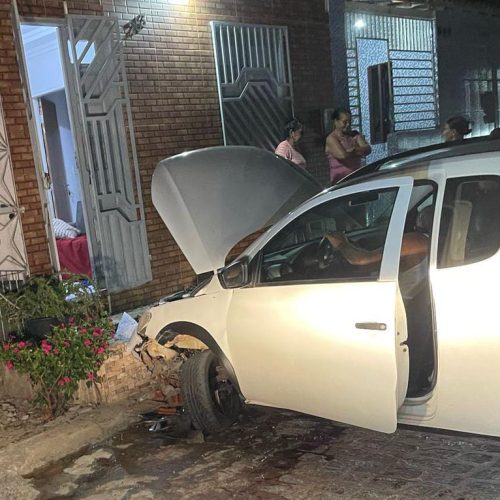 Coité: Motorista perde controle de veículo e colide em residência no bairro da Jaqueira; idosa que costumava sentar em frente ao local não teve o mesmo hábito hoje (18)