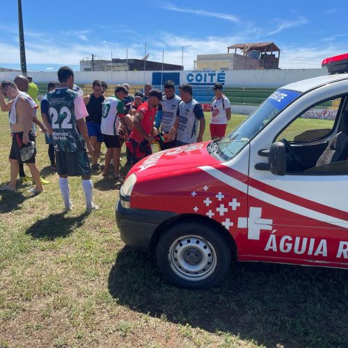 Homem sofre fratura no braço durante partida de futebol no estádio em Conceição do Coité