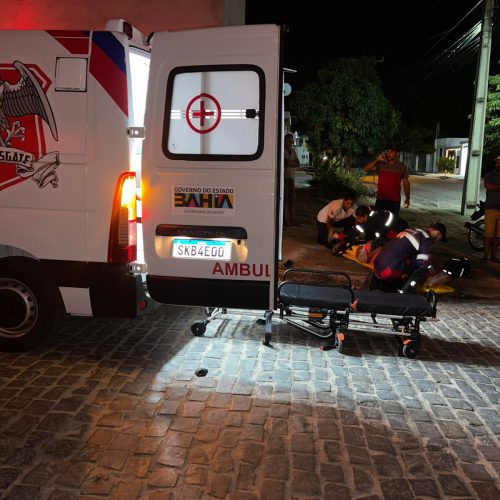 Mulher sofre suspeita de fratura após colisão entre motos no bairro Alto da Colina em Conceição do Coité