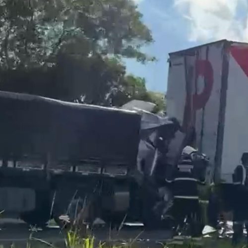 BR-116: Homem fica preso às ferragens após acidente entre carreta e caminhão no entrocamento de Lamarão