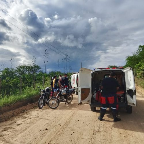 Dois jovens ficam feridos após queda de motocicletas ao passarem por lombada na estrada que liga Conceição do Coité ao povoado de Goiabeira