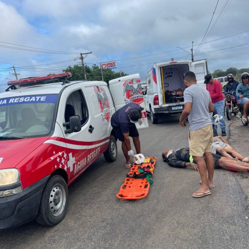 Jovens caem de moto ao evitar colisão com carro em Conceição do Coité