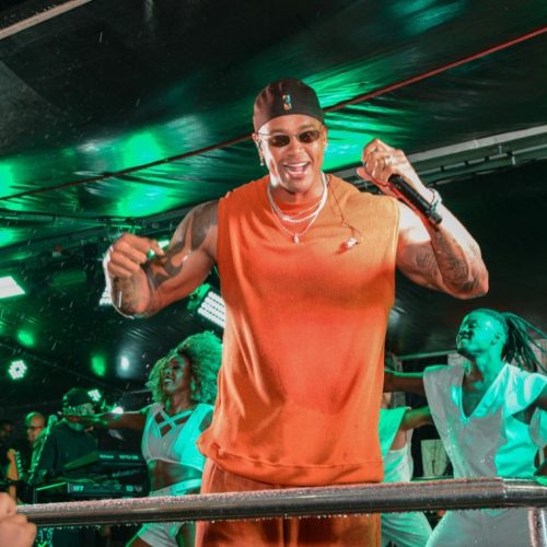 No terceiro dia, Léo Santana arrasta multidão e esquenta a Coité Folia 2025