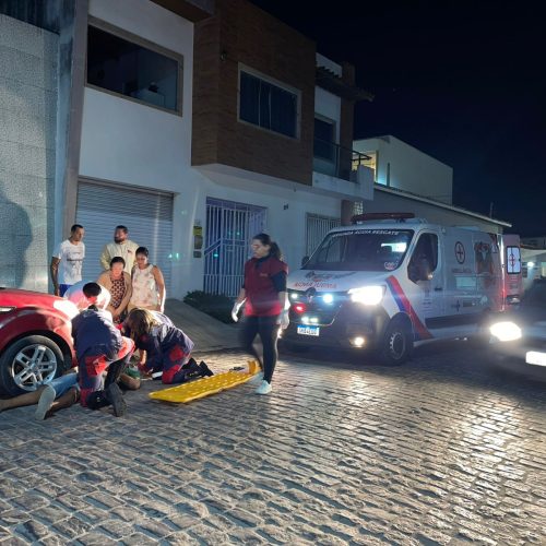 Câmera de segurança registra colisão entre moto e carro no centro de Conceição do Coité; homem ficou ferido