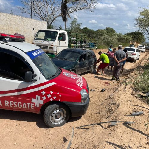 Idoso tem fratura exposta após perder controle de carro,  capotar e ser arremessado  na zona rural Conceição do Coité
