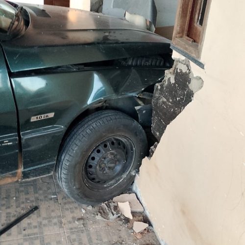 Idoso de 78 anos  passa mal, perde o controle do carro e causa acidente em Conceição do Coité; idosa de aproximadamente 100 anos também ficou ferida