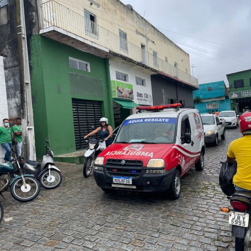 Idoso fica ferido após escorregar em calçada molhada no centro de Conceição do Coité