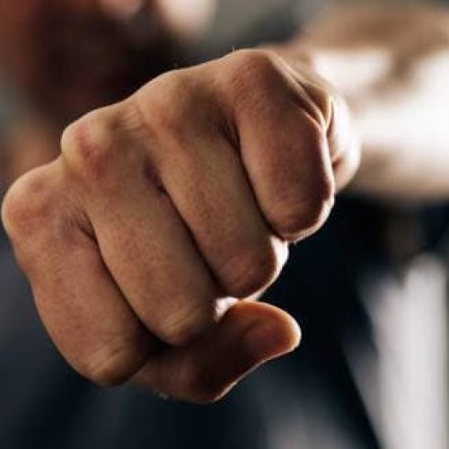 Homem desfere soco no nariz da companheira no bairro dos Barreiros em Conceição do Coité