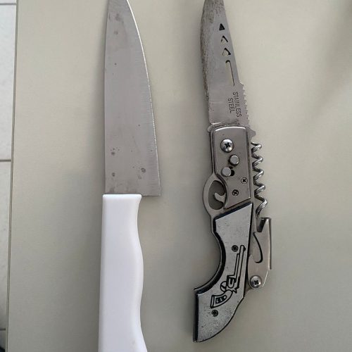 Homem não aceita fim do relacionamento, tenta invadir casa da ex e é detido pela PM em Serrinha; faca e canivete são apreendidos